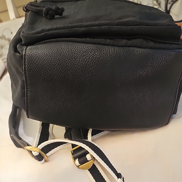 Classic Black Canvas Backpack with Contrast Straps - Picture 6 of 7